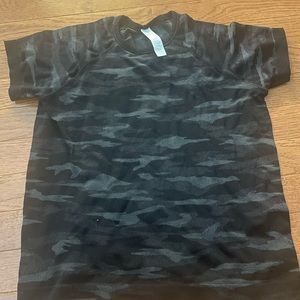 athleta girl camo tee shirt, size child’s medium/8-10